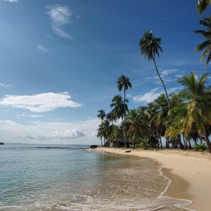 サンブラス諸島はイグアス島でキャンプ生活。