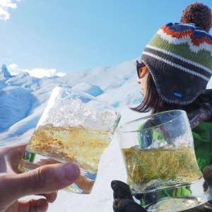 美しい氷で作ったウイスキー オン ザ ロックで乾杯！